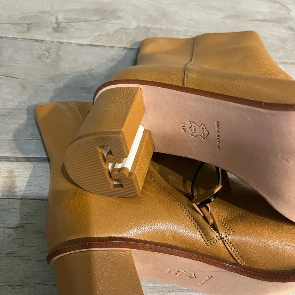 New $438 TORY BURCH BROOKE STAMPED HEEL BOOTIE CARAMEL (11m)